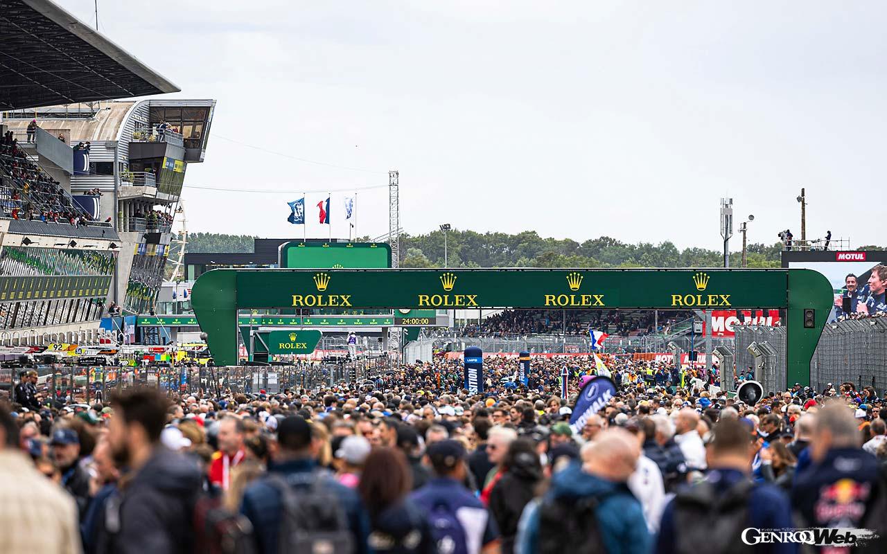 もはやマシンを見ることができないほどに混雑したグリッドウォーク。これから24時間を戦うマシンを間近に見られるチャンスだ。