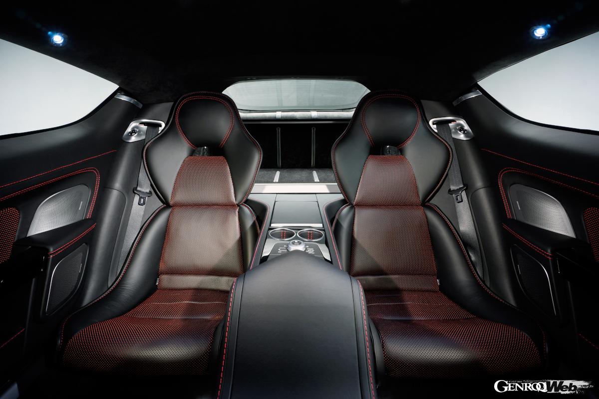 しっかりとした後席はあるものの、運転席はドアも含めてDB9を思わせる仕立てだった。