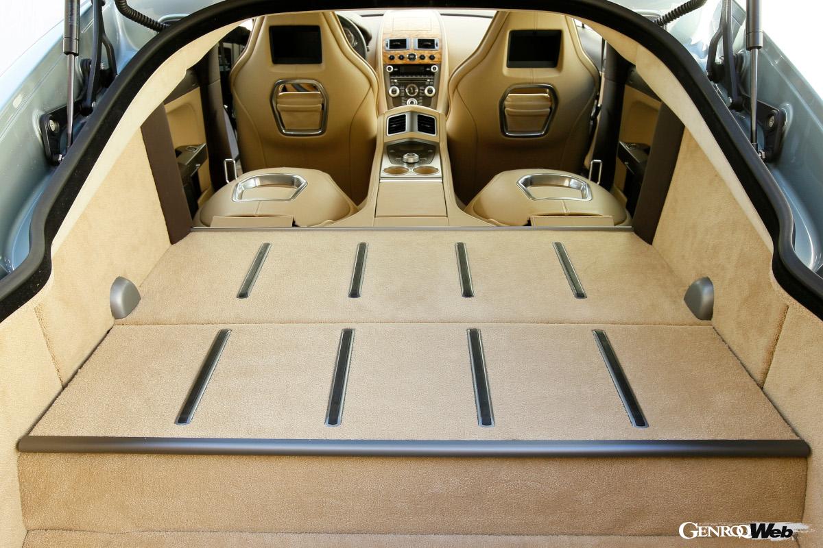 ハッチバック式のリヤゲートを持つラゲッジルームは、最大886Lという荷室容量を実現。