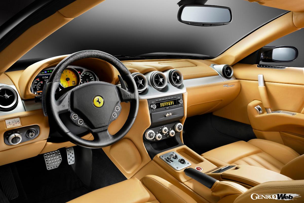 最新フェラーリのデザインにも通じる美しいコクピット。