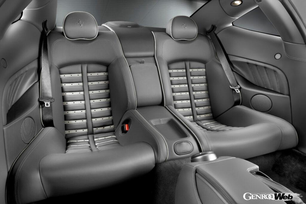 後席もスポーツカーらしくバケットタイプとなっていた。