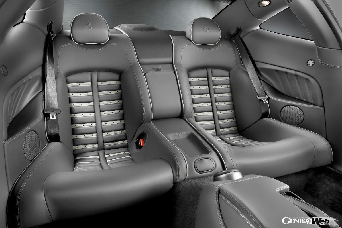 後席もスポーツカーらしくバケットタイプとなっていた。