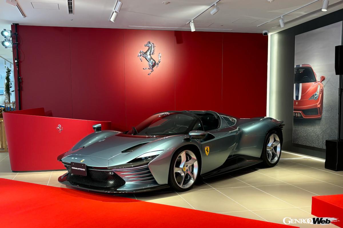 ホワイトを基調とした床や赤いウェルカムデスクなどはフェラーリの最新CIによるもの。