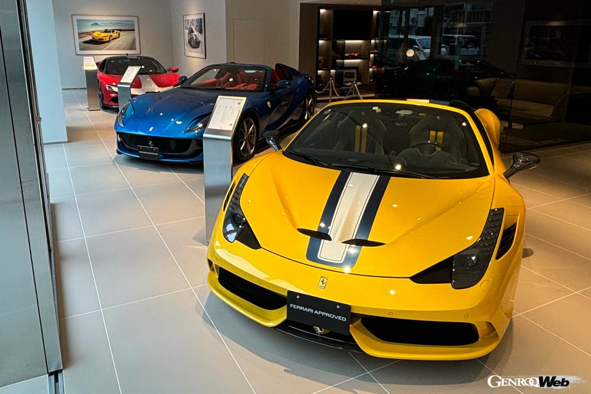 370㎡のショールームには7台の認定中古車を展示できる。