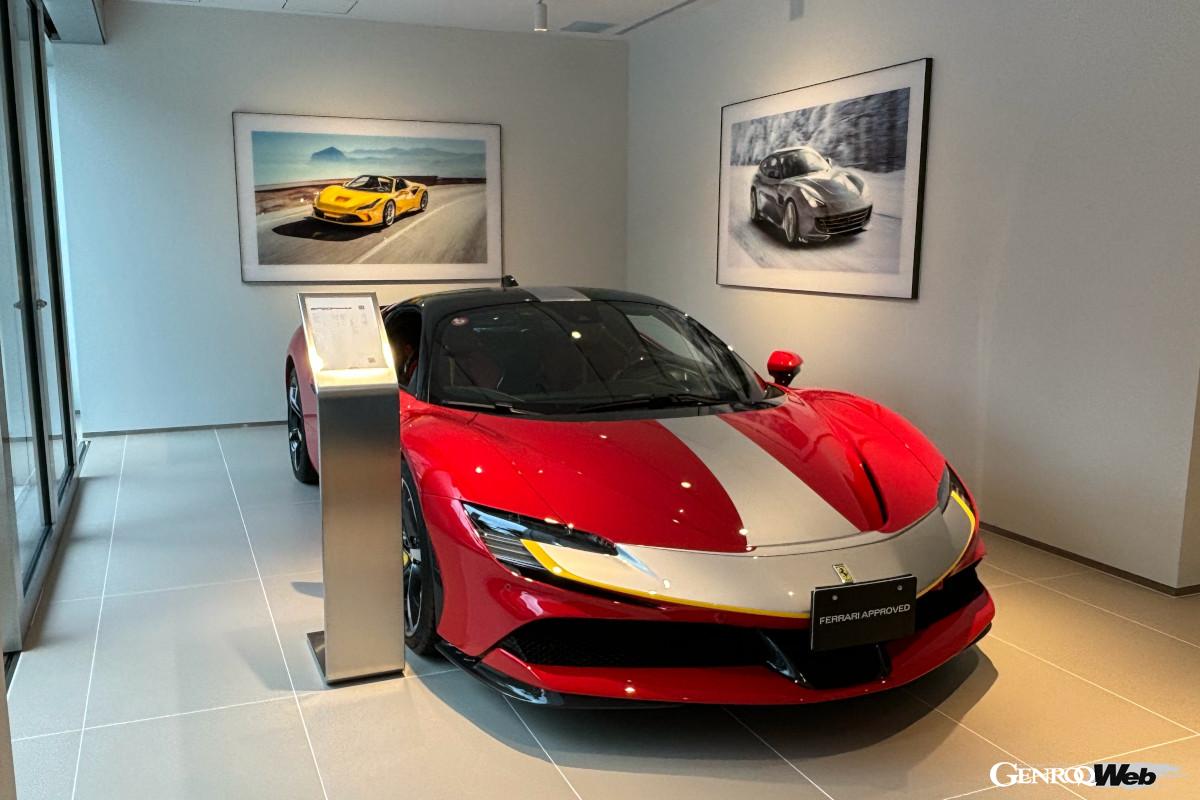 370㎡のショールームには7台の認定中古車を展示できる。