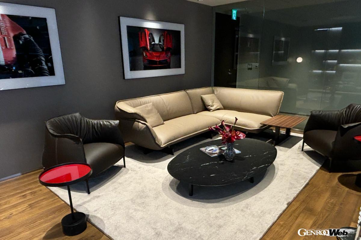 フェラーリの世界に浸れるラウンジ。