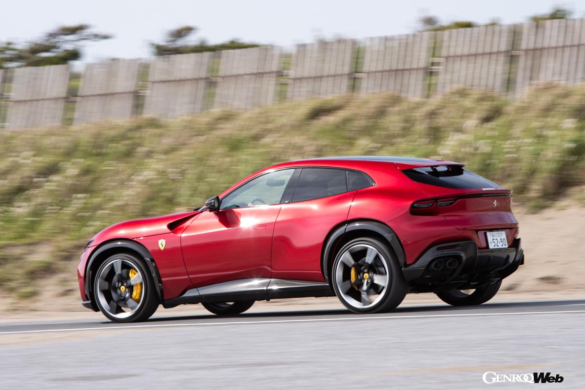 低速域でロックトゥロック2回転などは296と同じ。操舵感の解像度も同様に高い。