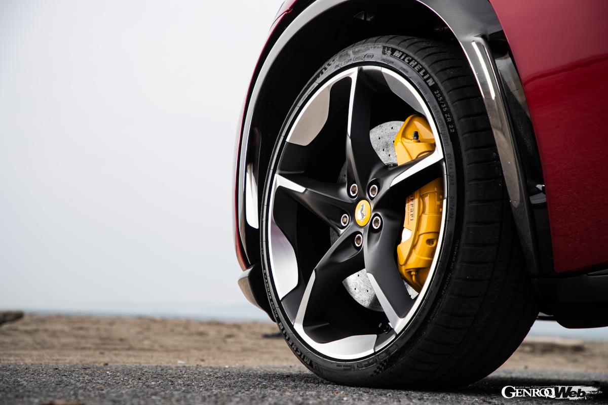 フロント255/35R22、リヤ315/30R23のミックスタイヤ。