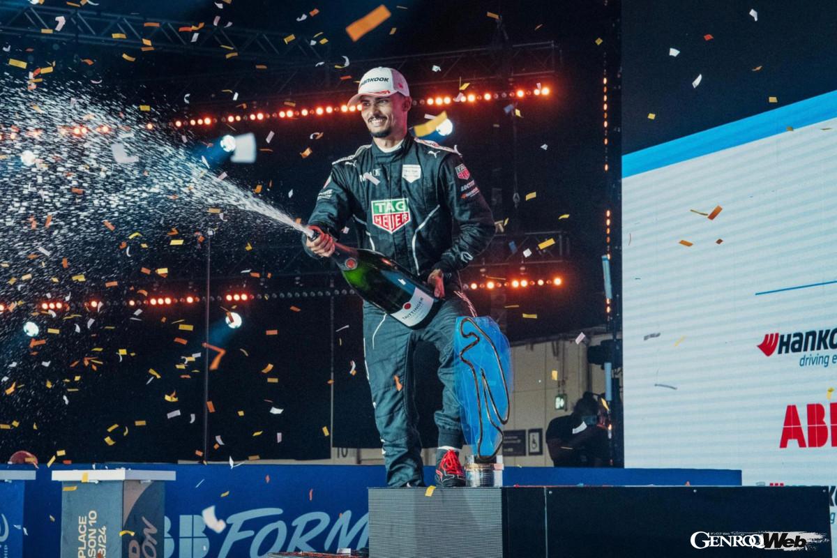 チャンピオンを獲得したポルシェ・フォーミュラEチームのパスカル・ウェーレイン。