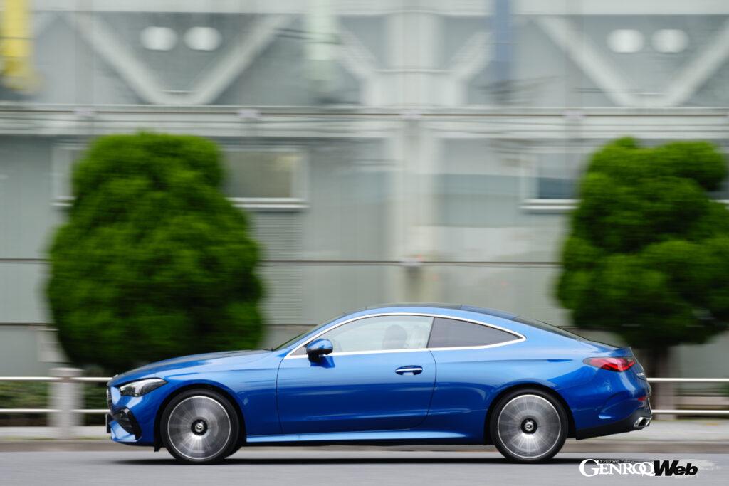 試乗車はスペクトラルブルーメタリックのボディカラーが美しい。リヤフェンダーの盛り上がりが“走る”感を演出していて気分が上がる。