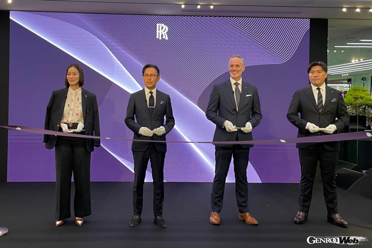 左からロールス・ロイス・モーター・カーズ アジア太平洋リージョナル・ディレクター アイリーン・ニッケイン。コーンズ・モータース株式会社 代表取締役社長 林 誠吾。ロールス・ロイス・モーター・カーズ セールス ブランド・ディレクター ジュリアン・ジェンキンス。ロールス・ロイス・モーター・カーズ東京 ゼネラルマネージャー 斎藤啓太郎。