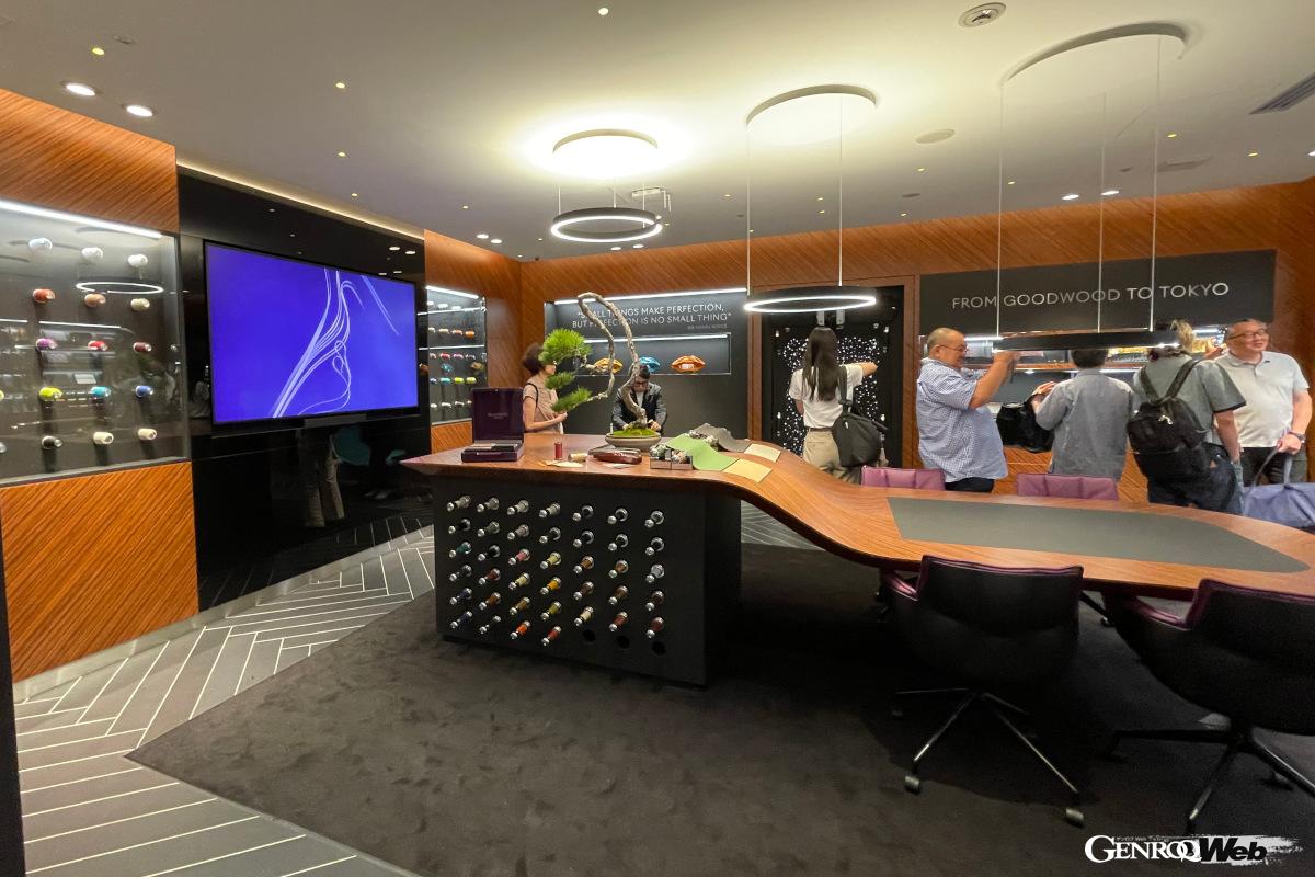 リラックスできるスピークイージー・バー。ビスポークの意欲を掻き立てるアトリエとキャビネット・オブ・キュリオシティ。