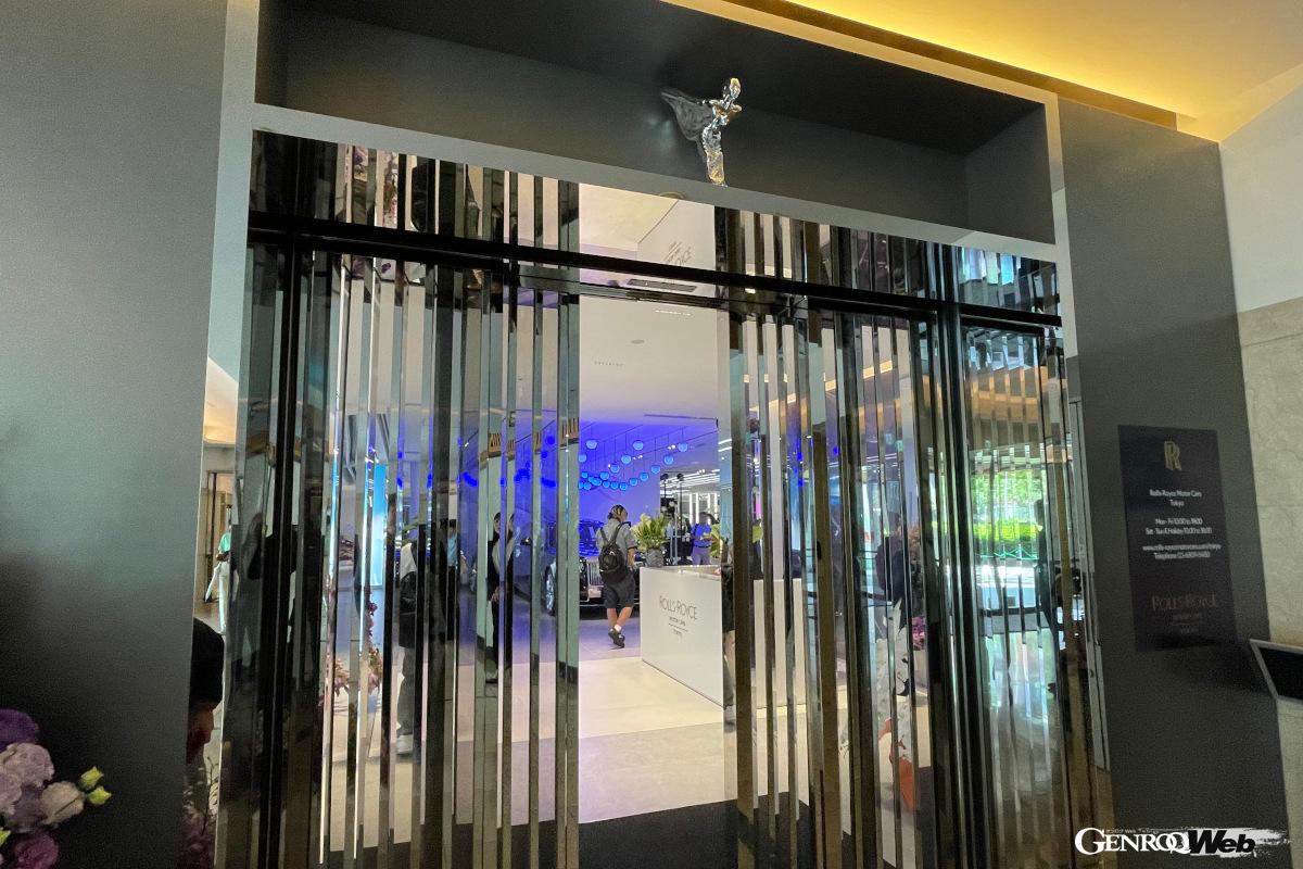 ロールス・ロイスを象徴するパンテオン・グリルをモチーフにしたエントランス