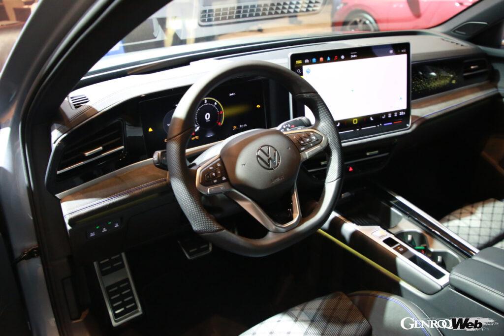 ボディサイズを大型化し、ホイールベースを先代モデルから50mm延長。広大な室内スペースに加えて、最大1920リットルのラゲッジ容量が確保された。