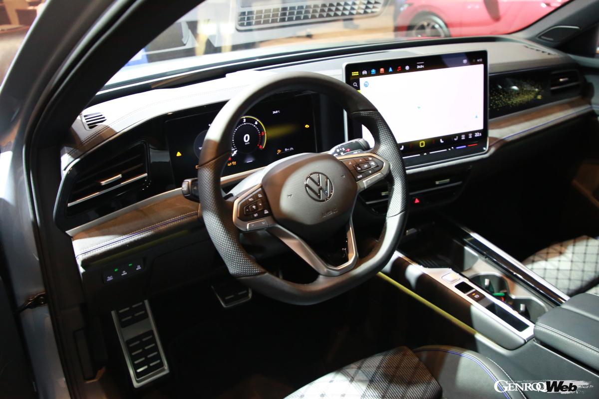 ボディサイズを大型化し、ホイールベースを先代モデルから50mm延長。広大な室内スペースに加えて、最大1920リットルのラゲッジ容量が確保された。