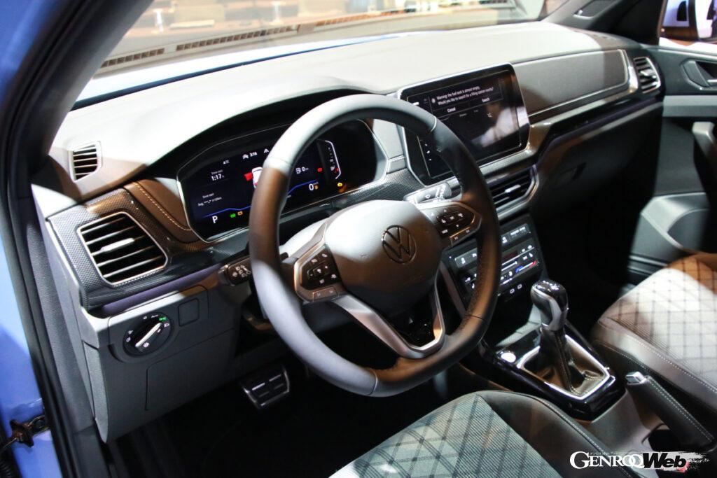 シックにまとめられたインテリアは、ダッシュパッドにソフト素材を採用したことで、質感が大幅に向上した。