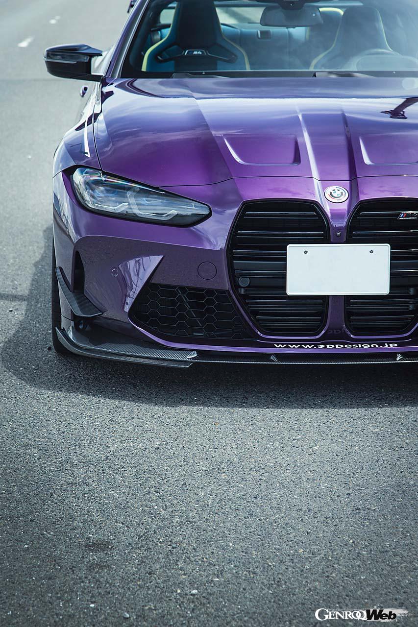 M4の造形をさらに際立たせるボディパーツが備わる。それでもスポイラー、ディフューザー類は日常を犠牲にしない最低地上高を確保する。トランクに備わるのはスポイラー＆ウイングの二重構造。ホイールは前後とも10.0J×20インチのタイプ3フォージドとなる。