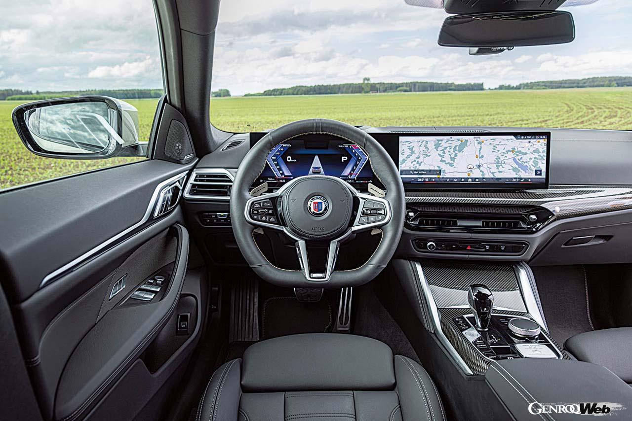 最高級のラヴァリナレザーで仕立てられたステアリングは素晴らしい手触りだ。ホイールにも採用された新色オロ・テクニコはパドルシフトにも使われる。