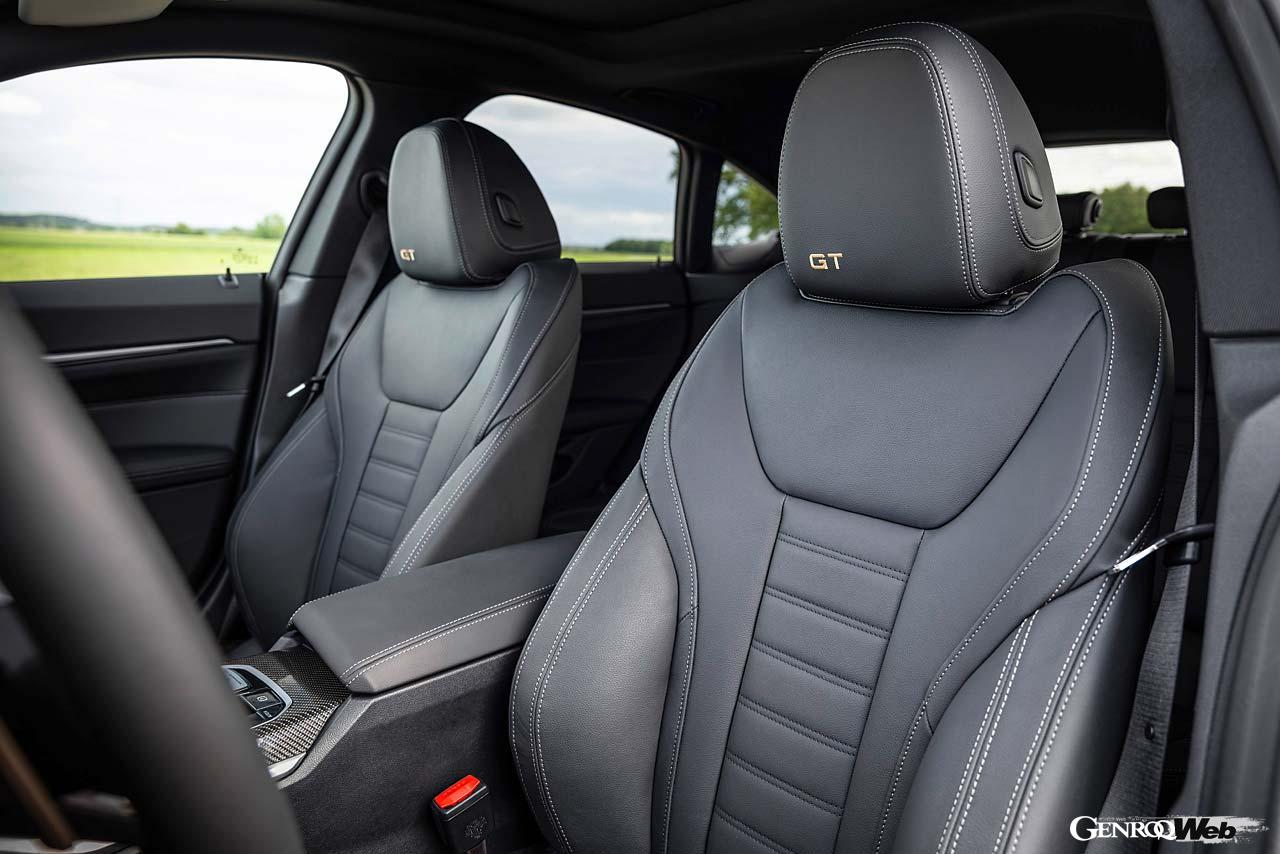 最高級のラヴァリナレザーで仕立てられたステアリングは素晴らしい手触りだ。ホイールにも採用された新色オロ・テクニコはパドルシフトにも使われる。