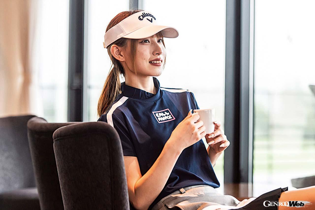 モックネック・シャツ（レディース）は、伸縮性に優れ、肌触りよい天竺素材を採用。9944円。吸汗速乾仕様のバイザー（レディース）は3696円。