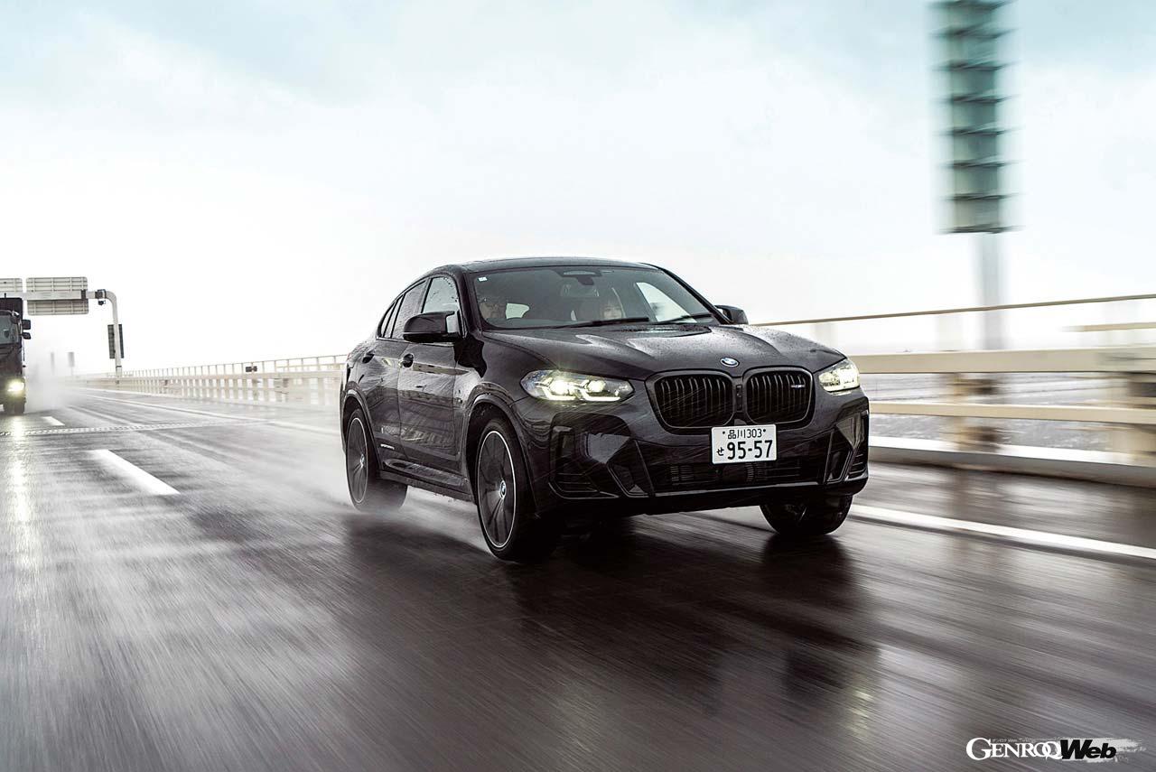 生憎の悪天候だが、BMW X4 M40iは矢のように直進する。助手席に座ったモデルのローさんは、インテリアの質感の高さに感銘を受けたという。