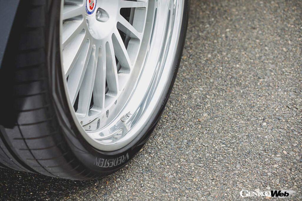 リヤは355/25R24という極太サイズのタイヤを履く。ディスク面をフラット形状としたことで、ご覧のようにアウターリップのサイズは4インチ(10.16cm)にまでおよぶ。