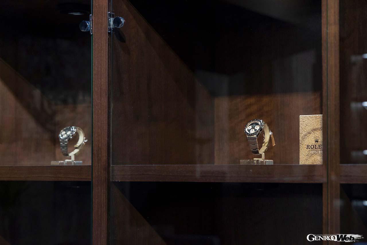 2Fの壁にはロレックスデイトナ・ポールニューマンなど超希少なモデルの展示も。査定がてら見学することも可能だ。