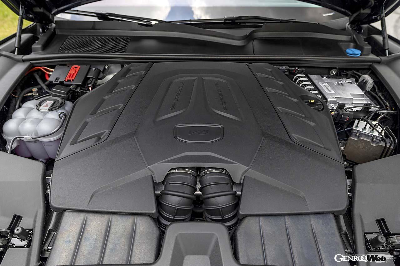 4.0リッターV8ツインターボは先代に比べ最高出力で40PS、最大トルクで40Nmそれぞれ増加。8速ATも変速時間を短縮するなどの改良が。