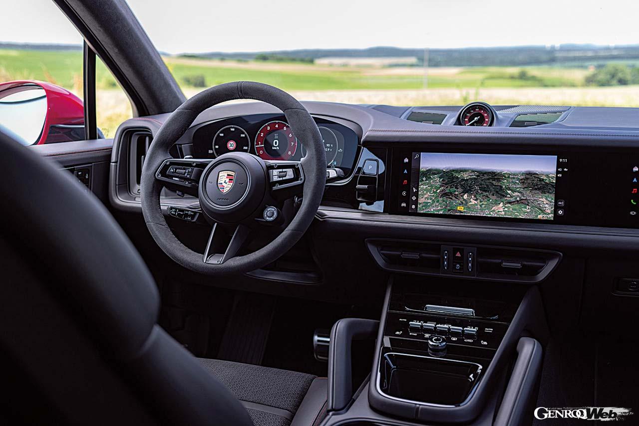 湾曲したメーターパネルやそのすぐ脇にあるATセレクターが新世代ポルシェの証。ヒーター付きGTスポーツステアリングは標準装備。