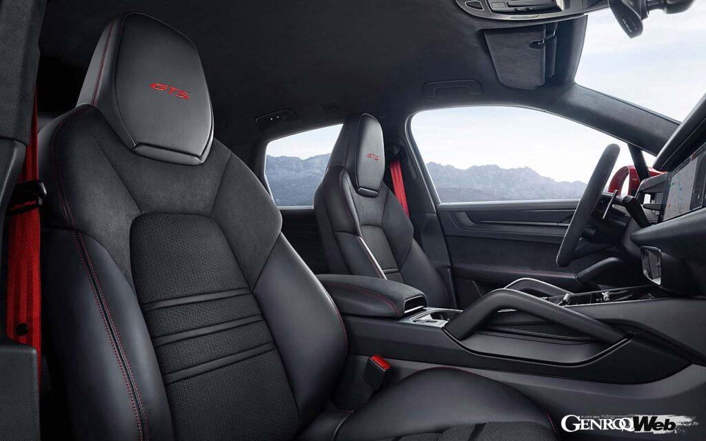 サイドボルスターの張り出しが大きい8way調整機能付きGTSスポーツシート。スウェード調Race-Tex生地がインテリアの随所に配される。