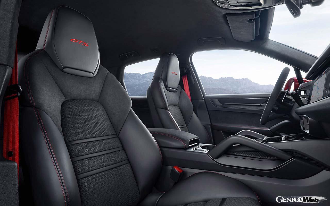 サイドボルスターの張り出しが大きい8way調整機能付きGTSスポーツシート。スウェード調Race-Tex生地がインテリアの随所に配される。