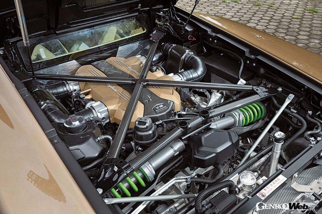 6.5リッターのV型12気筒は8500rpmで780PSを発揮する。パワートレインはシアンと共通で、34PSのモーターも搭載される。