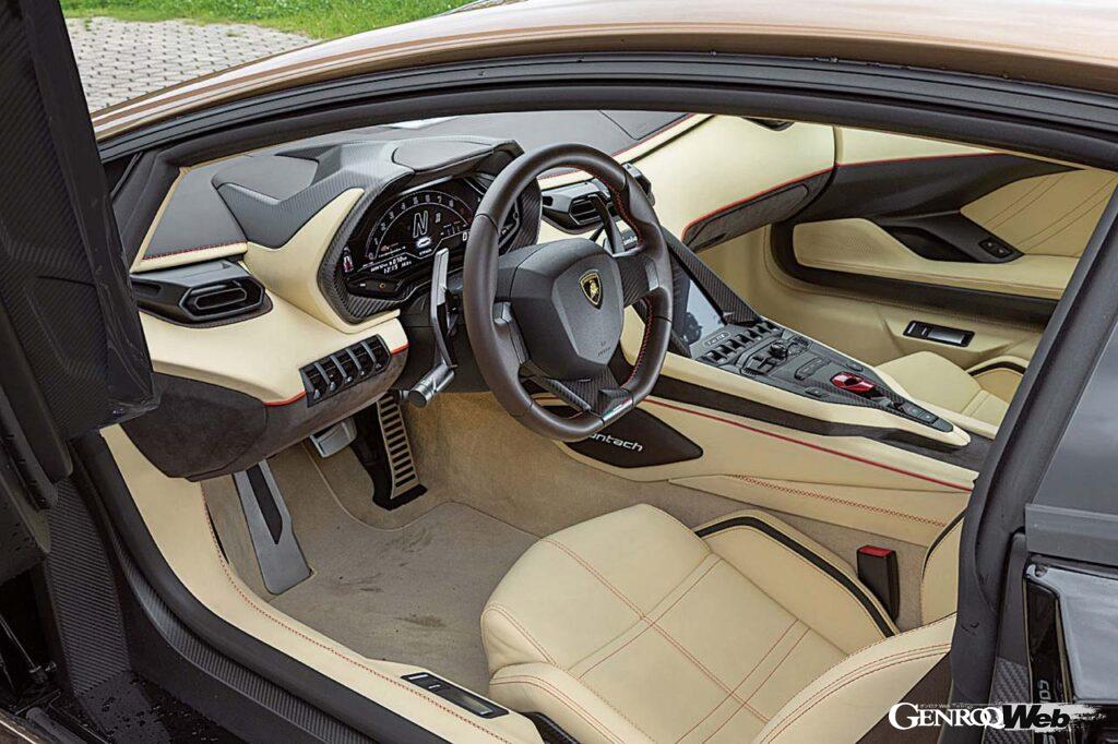 低いダッシュボードの上にメーターナセルを置いたレイアウトは、初代カウンタックと似た雰囲気だ。