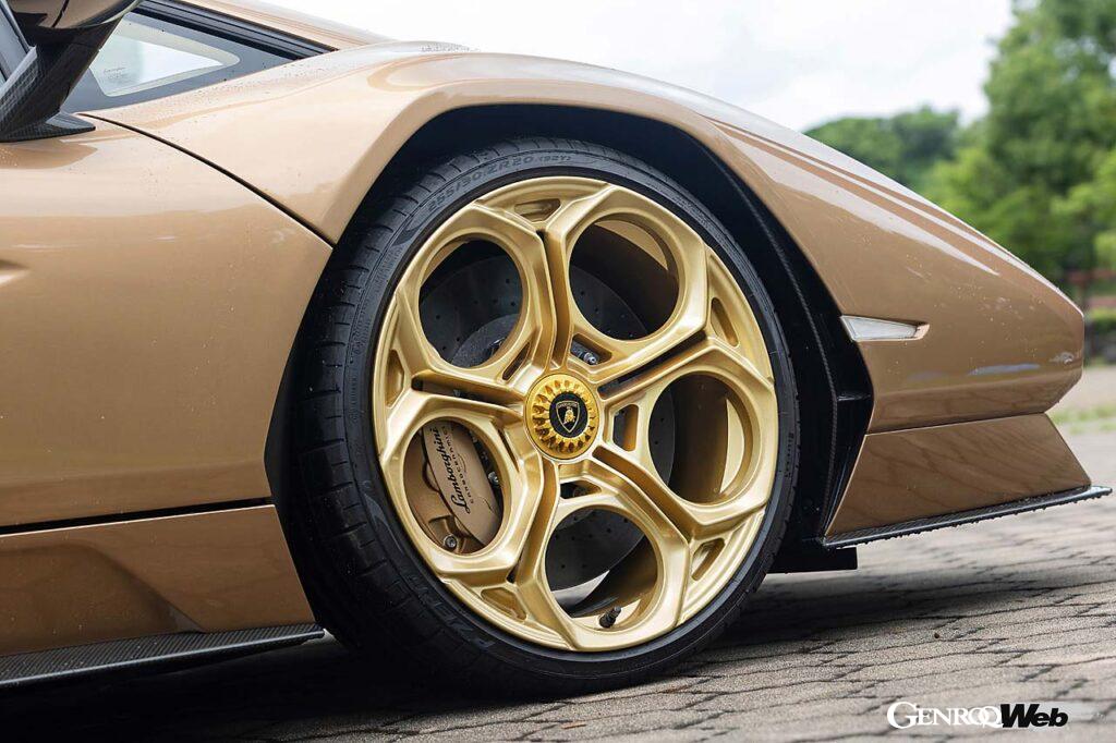 ダイヤルホイールを彷彿とさせるデザインのセンターロックホイール。フロントリフターを備えているのでその気になれば普段使いも可能だ。