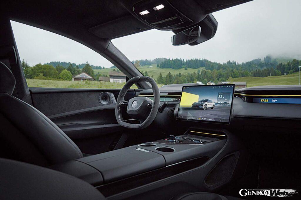 運転席および助手席前方に小型モニターを備えるほか、インパネ中央部には大きな15.1インチのOLEDモニターを搭載。AR(拡張現実)ヘッドアップディスプレイは55インチとなる。