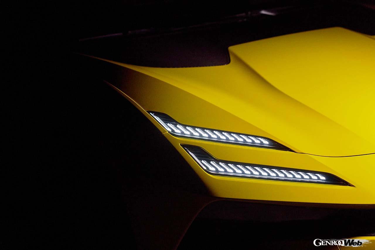 前後灯火類の意匠は非常に凝ったもの。写真左はデイタイムランニングライトで、ヘッドライトはその下、グリル内に統合されている。