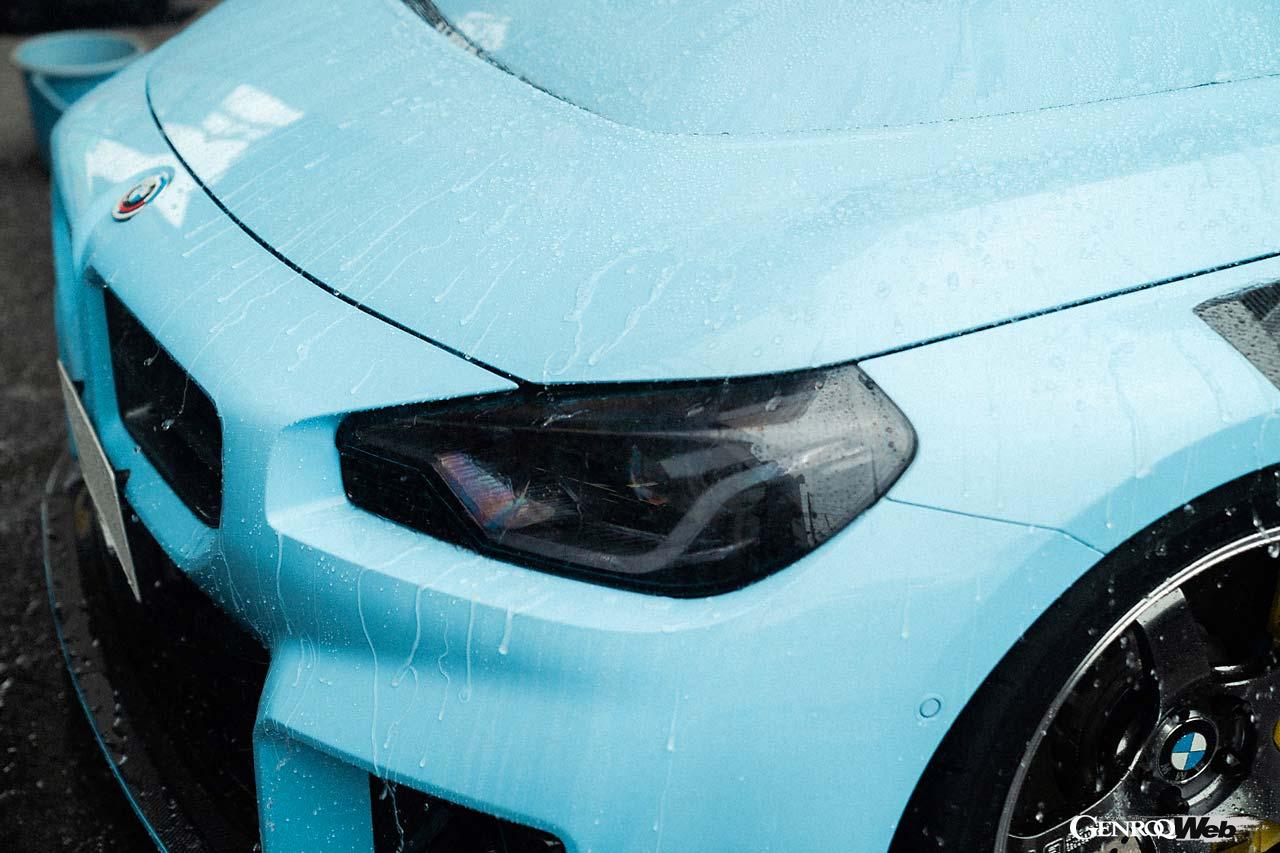 【pH3 SHAMPOO】外装表面やホイールに付着した鉄粉やブレーキダストなどに特に効果が高い弱酸性タイプのシャンプー。コーティング施工車であっても、その表面に詰まった汚染物質を洗い流してくれる。特にセラミックコーティングの回復には効果がある。