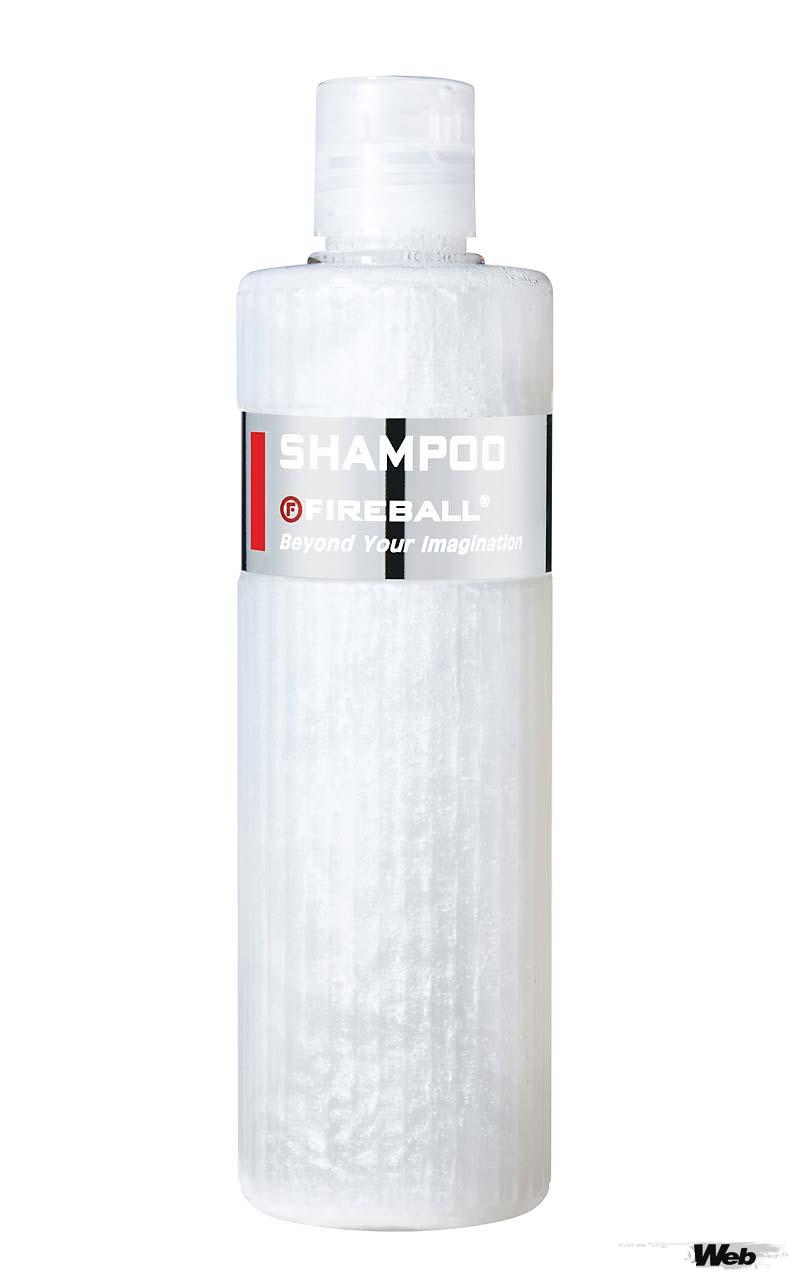 【PEARL SHAMPOO】pH3シャンプー以外にも、あらゆるコンディションの汚れに使用できるスタンダードシャンプーを中心としてラインナップは豊富だ。パールは洗浄力、トロピカルはワックスセーフ機能を優先として開発された。優れたpHバランスの界面活性剤がワックスやコーティングの機能を損なわず、汚れを優しくスピーディに分解する。また洗浄剤に加えて撥水光沢剤が組み合わされたオールインワンパッケージがハイドロシャンプーだ。洗車後に撥水性と滑らかさ、光沢が得られる。極端に汚れがひどい場合はスノーフォームを。電動コンプレッサーや手動ポンプを用いたフォームキャノン洗浄を前提とした製品となる。