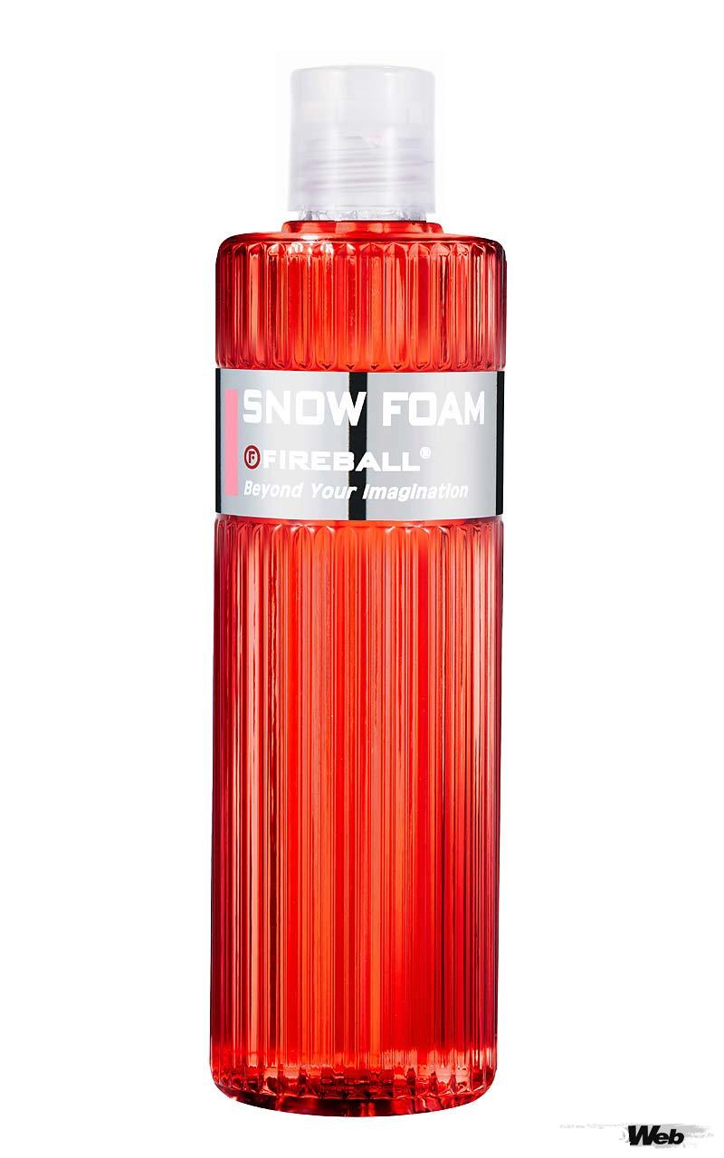 【SNOW FORM】pH3シャンプー以外にも、あらゆるコンディションの汚れに使用できるスタンダードシャンプーを中心としてラインナップは豊富だ。パールは洗浄力、トロピカルはワックスセーフ機能を優先として開発された。優れたpHバランスの界面活性剤がワックスやコーティングの機能を損なわず、汚れを優しくスピーディに分解する。また洗浄剤に加えて撥水光沢剤が組み合わされたオールインワンパッケージがハイドロシャンプーだ。洗車後に撥水性と滑らかさ、光沢が得られる。極端に汚れがひどい場合はスノーフォームを。電動コンプレッサーや手動ポンプを用いたフォームキャノン洗浄を前提とした製品となる。