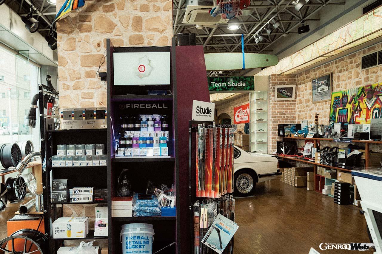 【BMW界の名手、スタディ横浜でファイヤーボールの取り扱いを開始！】世界各国からBMW向けパーツやアイテムを取り揃え、またチューナーとしても名高いスタディ横浜は、カーケアについても膨大なノウハウを持つ。ファイヤーボールは同社のプロフェッショナルたちに、または大勢のBMWユーザーたちに認められた。ショールームではクリーナー（シャンプー）やスプレーコーティング、固形ワックス、その他洗車グッズなどが展示、販売されている。使い方や効果などスタッフに質問することもできる。