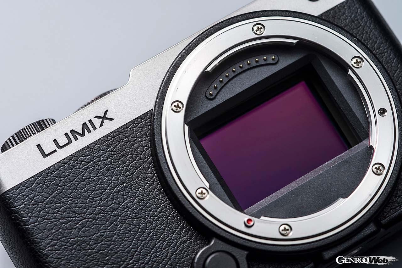 有効画素数約2420万画素の最新フルサイズCMOSセンサーを採用。高い解像力と幅広いダイナミックレンジを持つので、様々なシチュエーションに対応するだろう。