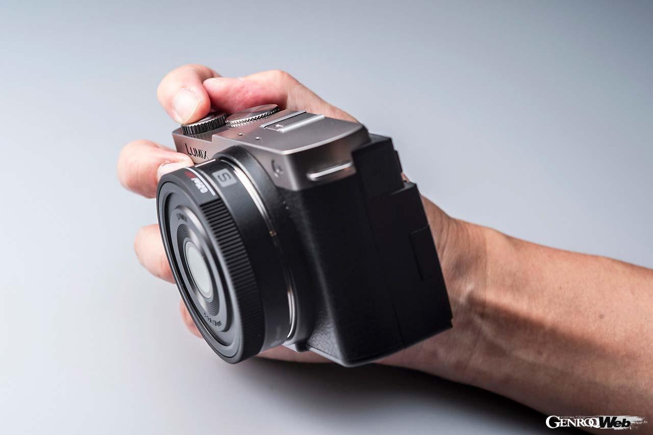 ボディサイズは幅126mm×高さ73.9mm×奥行き46.7mm、重量は約486g（バッテリー、SDメモリーカードを含む）とコンパクトかつ軽量化を実現している。