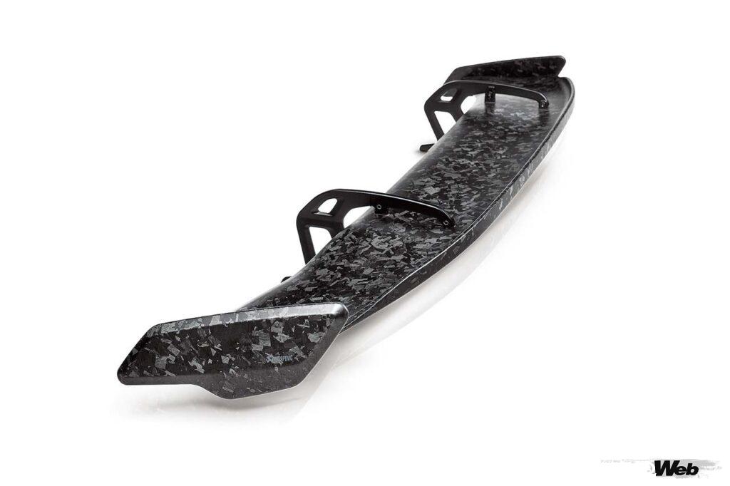 大理石の芸術作品のような模様が美しいチョップドカーボンがデビューした。本稿で取り上げたG87型M2にはリヤウイングのほか、リヤディフューザー、テールパイプ(八角形 or 円形)が存在する。テールパイプはスリップオンラインの装着が前提となる。