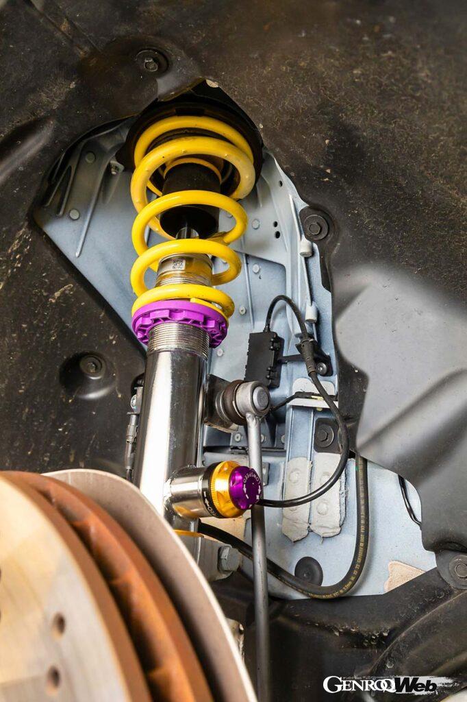 広範囲かつ容易なトー角度の調整を可能とするKW製トーコントロールアーム。純正品に比べて5~10倍もの強度を持つというHIRSCHMANN製のベアリングを採用する。