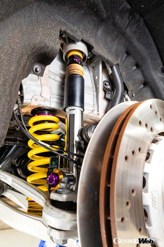 広範囲かつ容易なトー角度の調整を可能とするKW製トーコントロールアーム。純正品に比べて5~10倍もの強度を持つというHIRSCHMANN製のベアリングを採用する。