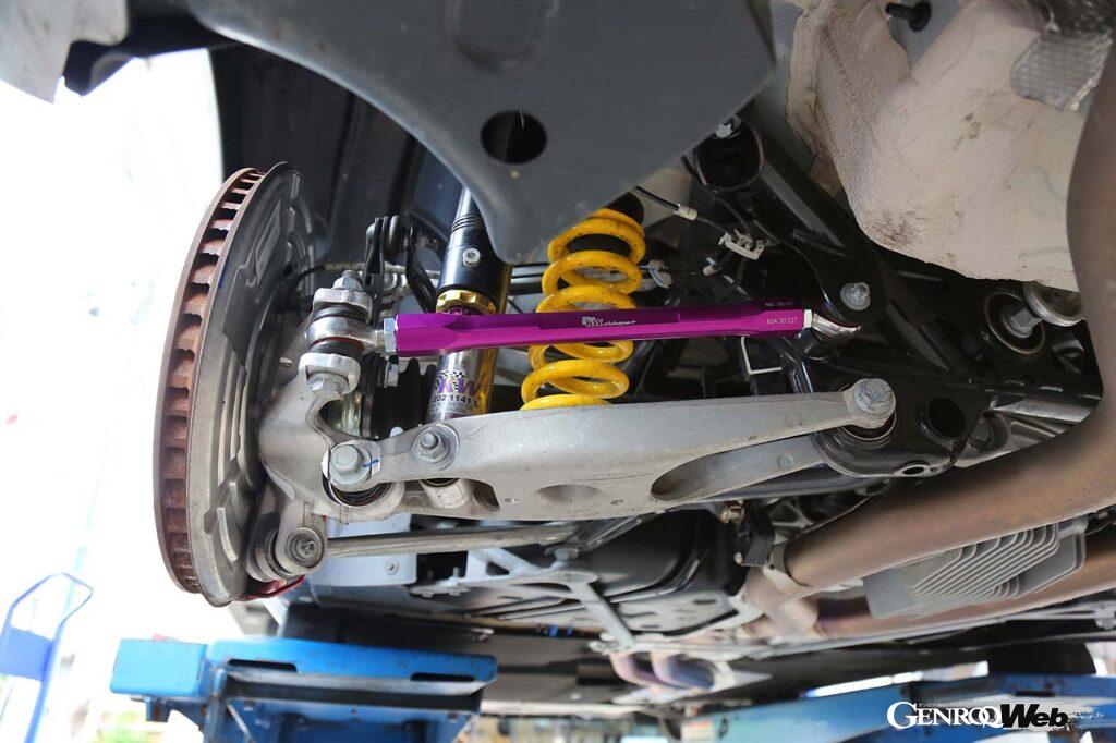 広範囲かつ容易なトー角度の調整を可能とするKW製トーコントロールアーム。純正品に比べて5~10倍もの強度を持つというHIRSCHMANN製のベアリングを採用する。