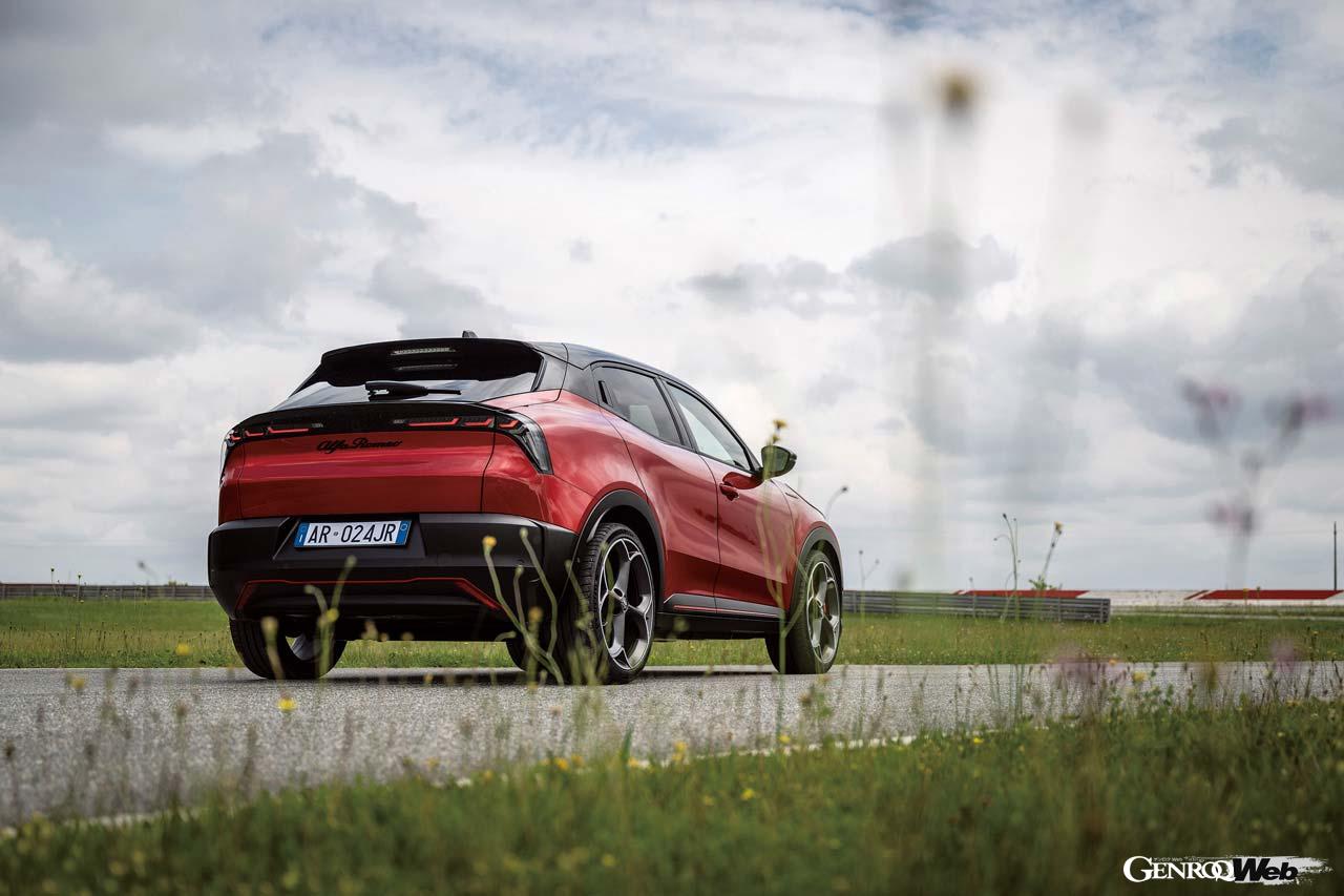 アルファ ロメオから待望のコンパクトモデルが登場した。ラインナップはBEVとハイブリッドの2種類が用意される。今回BEVの高出力版である280ヴェローチェをイタリアで試乗してきた。