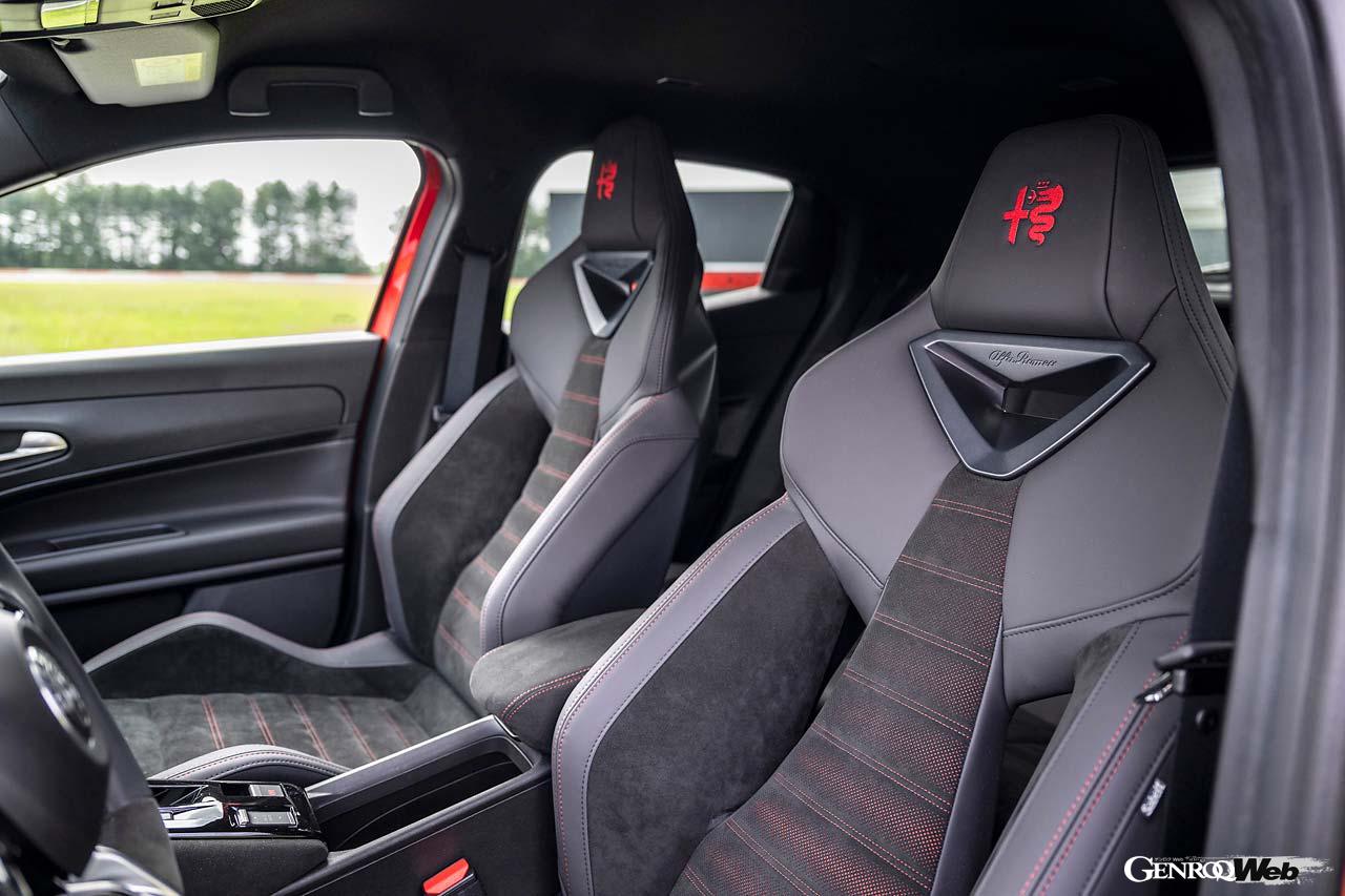 ドライバーオリエンテッドな室内は非常にモダンだ。10.25インチの最新インフィテインメントシステムを採用する。スポーツシートはサベルト製だ。