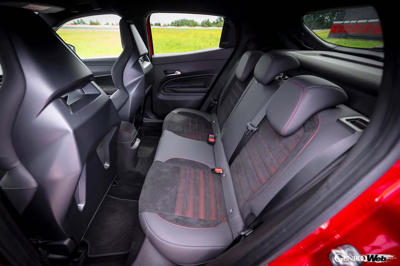 ドライバーオリエンテッドな室内は非常にモダンだ。10.25インチの最新インフィテインメントシステムを採用する。スポーツシートはサベルト製だ。