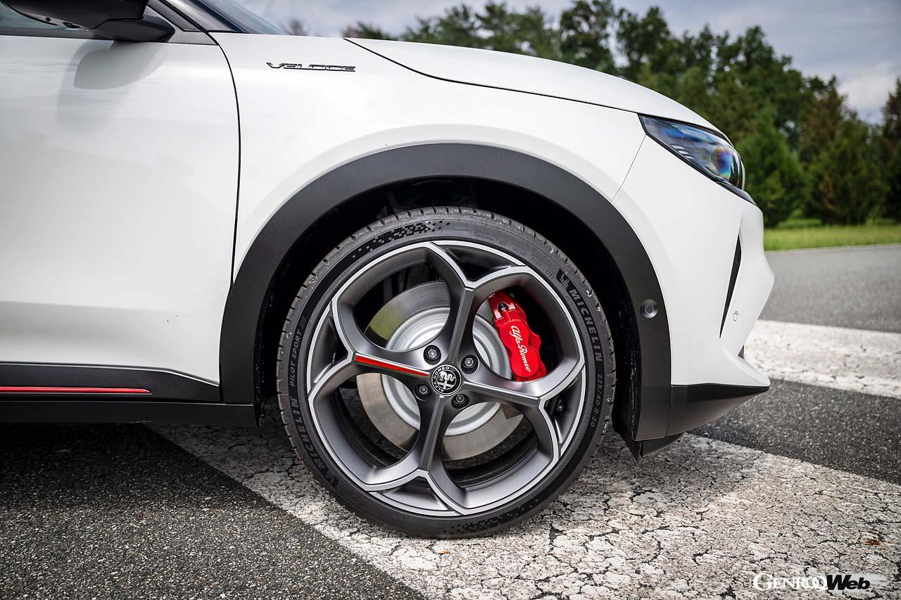 スポーティなアルファらしい4本スポークのホイールを採用。装着タイヤはミシュラン・パイロットスポーツEVだ。